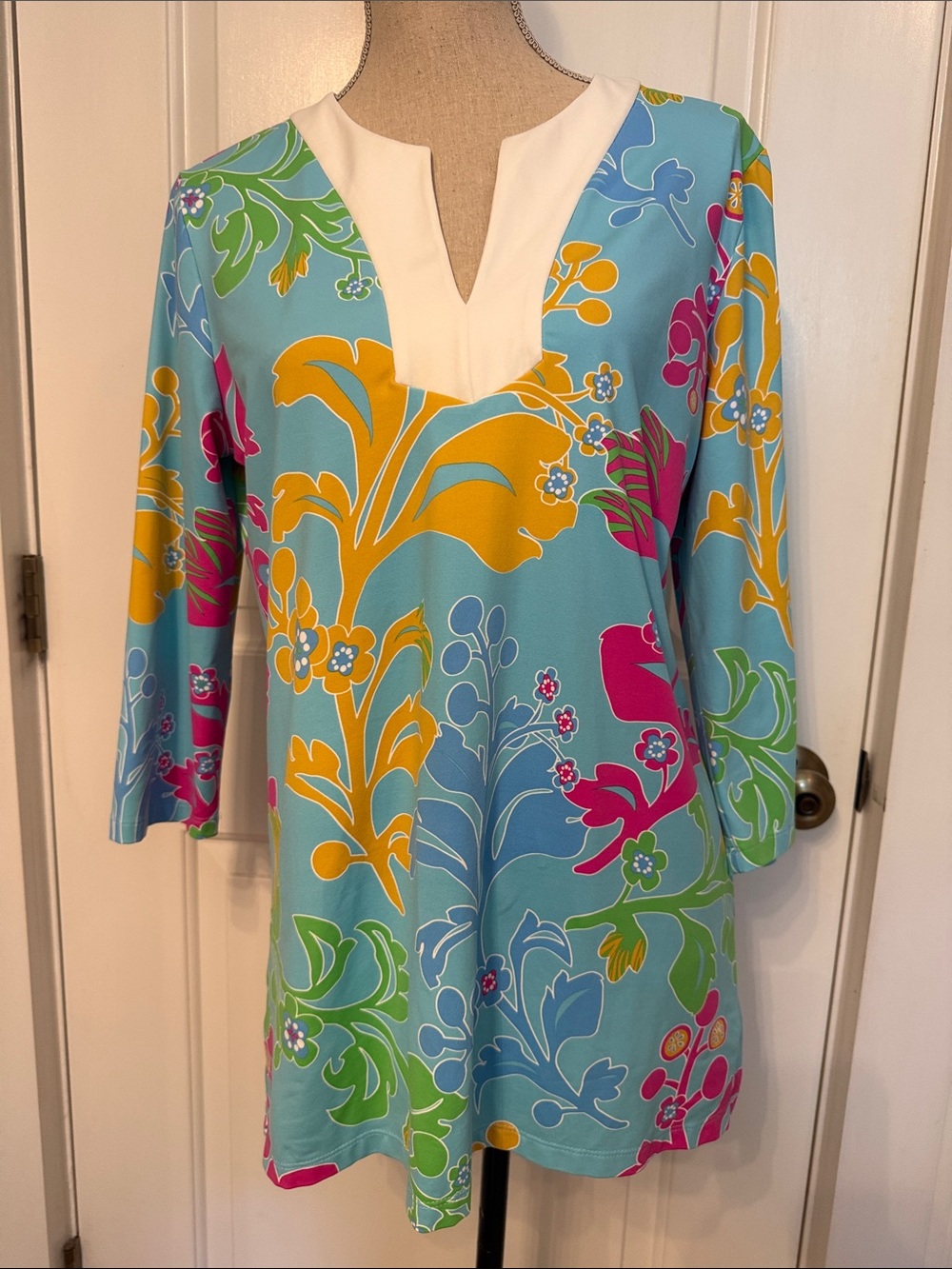 J. McLAUGHLIN TOP TUNIC BLUE WHITE MULTI FLORAL 3/4 SLEEVE Y-NECK STRETCH SIZE L